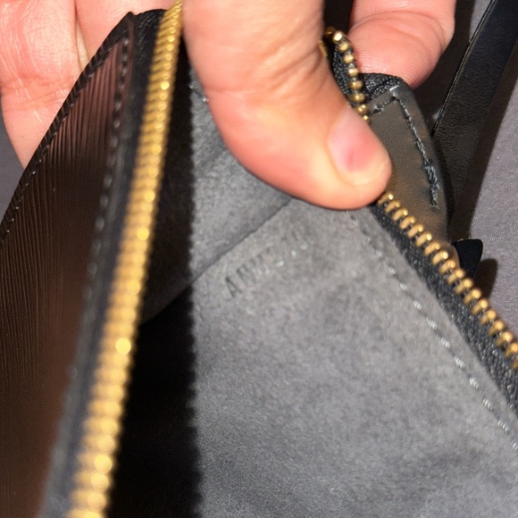 EUC LV Pochette accessories in black epi - Picture 5 of 10